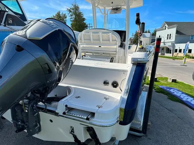 2022 Robalo 230 center console