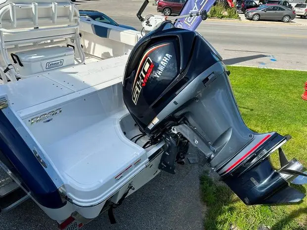 2022 Robalo 230 center console