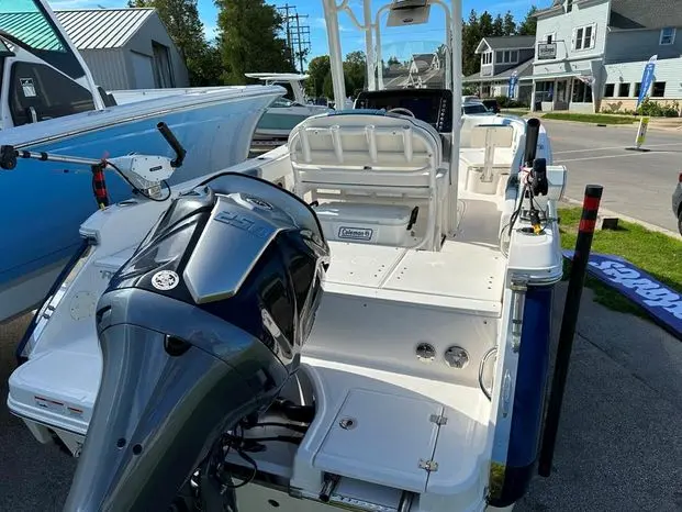 2022 Robalo 230 center console