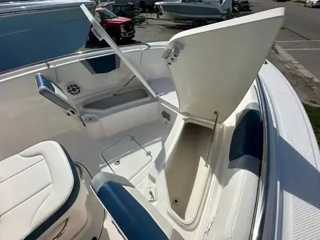 Robalo 230 Center Console