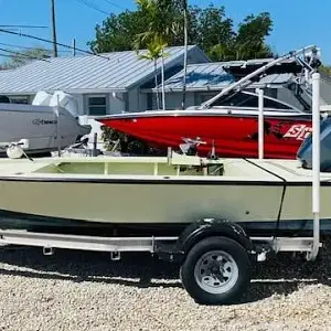 1983 Maverick 18 Flats Boat