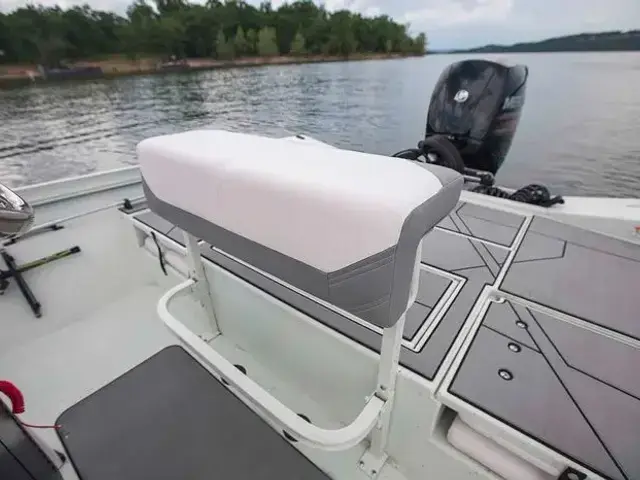 Crestliner 1800 Bay