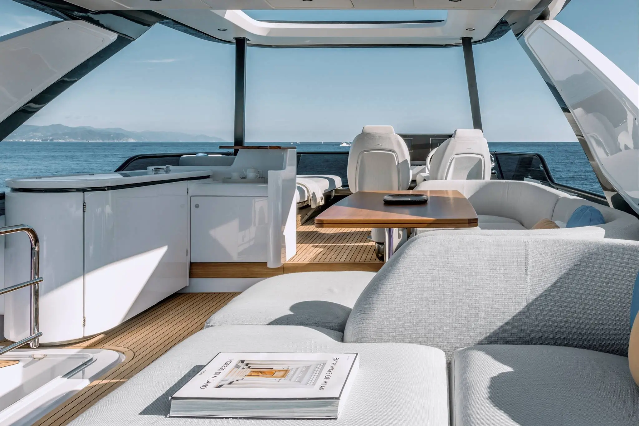 2024 Azimut 68 flybridge