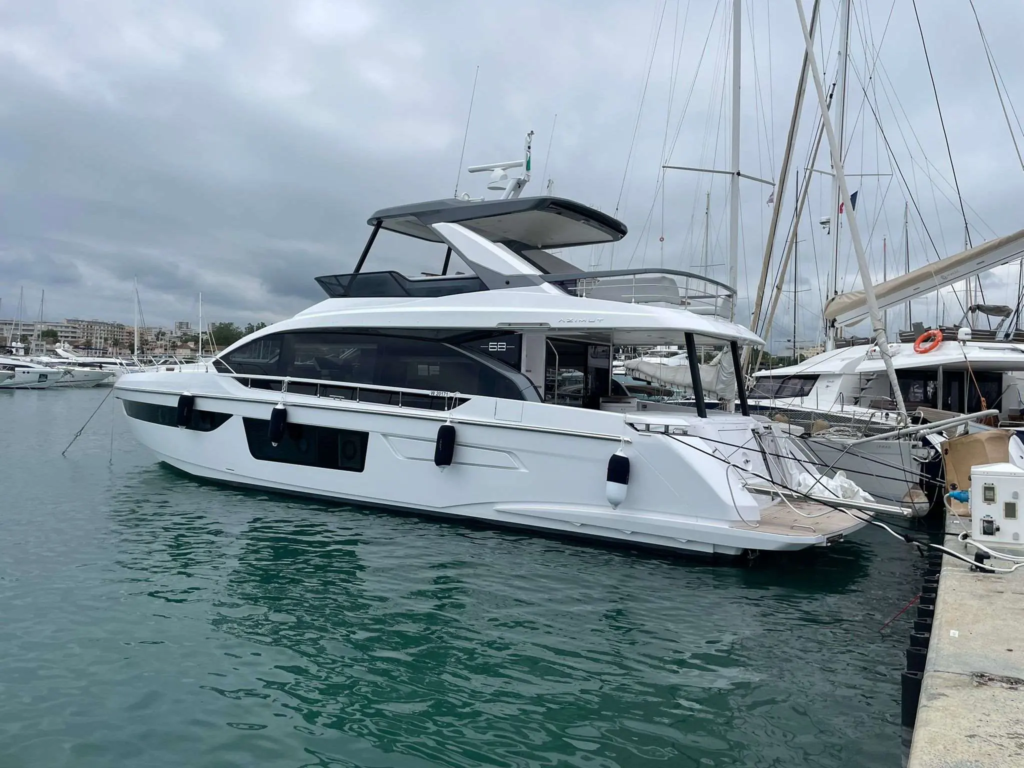 2024 Azimut 68 flybridge