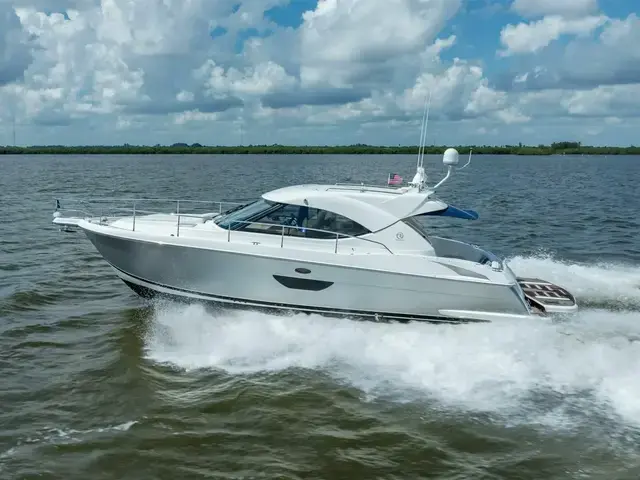 Riviera 4400 Sport Yacht