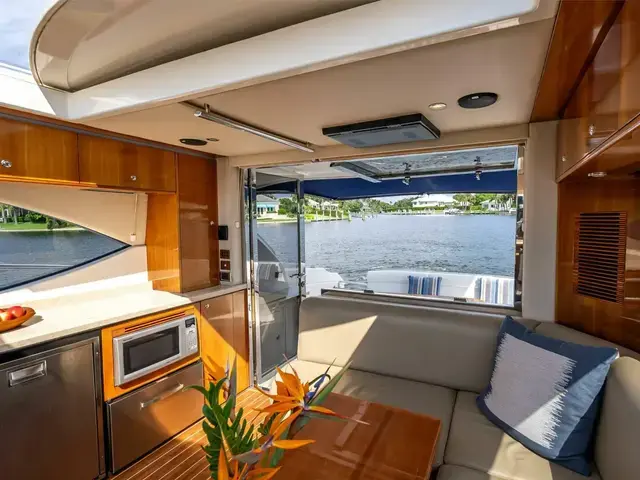 Riviera 4400 Sport Yacht