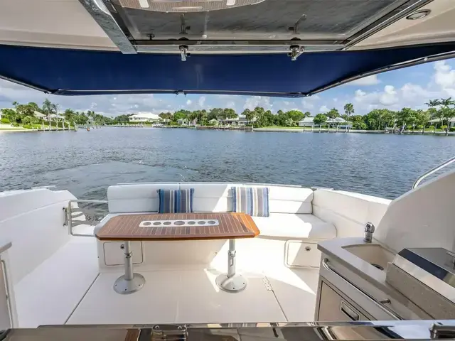 Riviera 4400 Sport Yacht