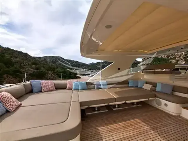 Ferretti Yachts 881