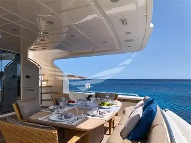 Ferretti Yachts 881