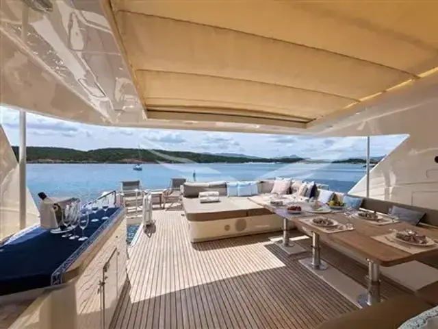 Ferretti Yachts 881