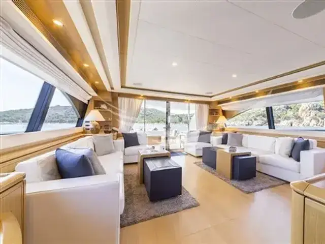 Ferretti Yachts 881