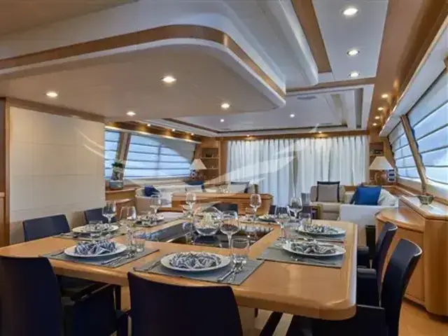 Ferretti Yachts 881