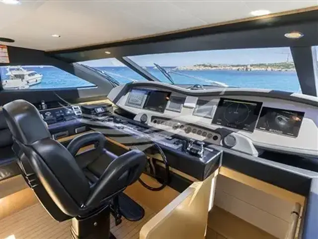 Ferretti Yachts 881