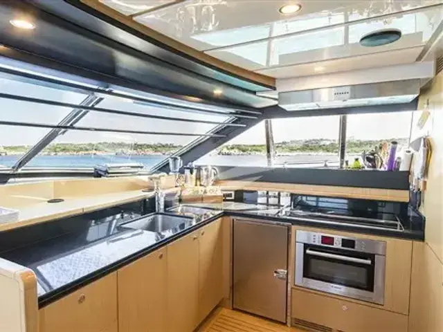 Ferretti Yachts 881