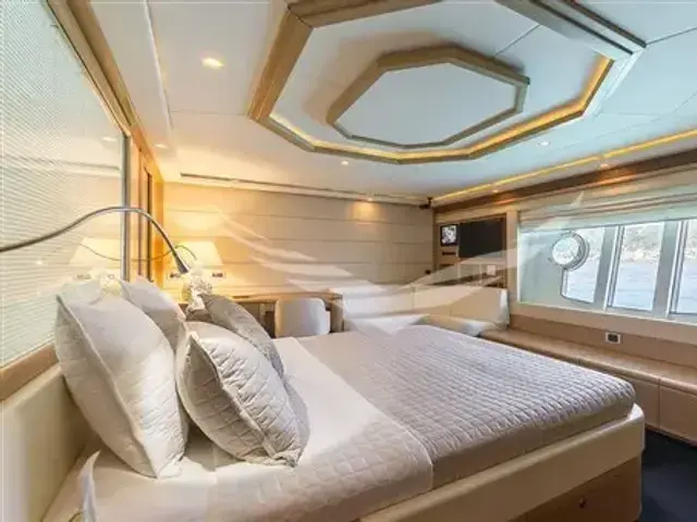 Ferretti Yachts 881