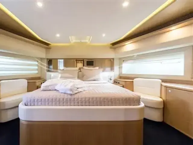 Ferretti Yachts 881