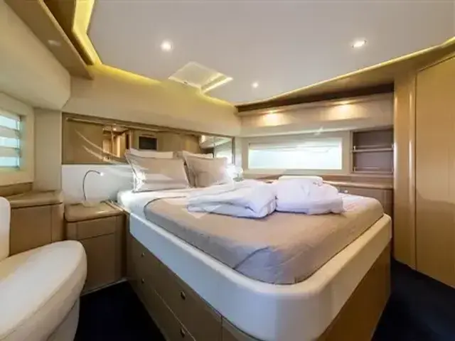 Ferretti Yachts 881