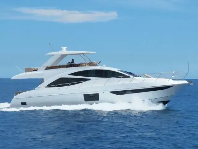 Dyna Hard Top Motor Yacht