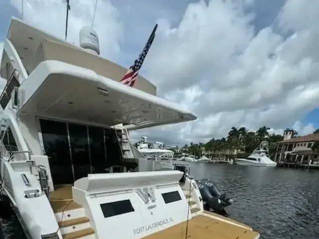 Dyna Hard Top Motor Yacht