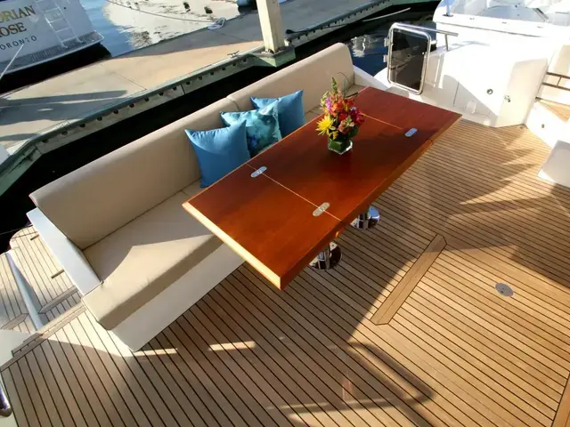 Dyna Hard Top Motor Yacht