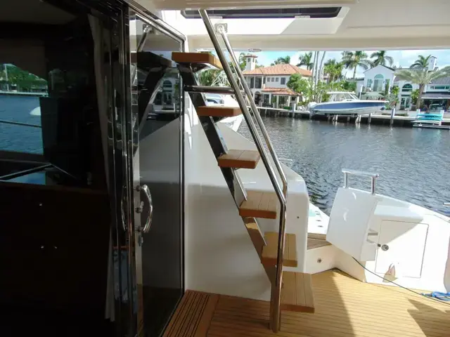 Dyna Hard Top Motor Yacht