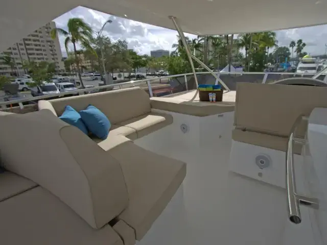 Dyna Hard Top Motor Yacht