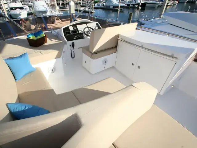 Dyna Hard Top Motor Yacht