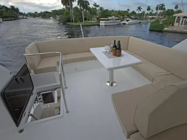 Dyna Hard Top Motor Yacht