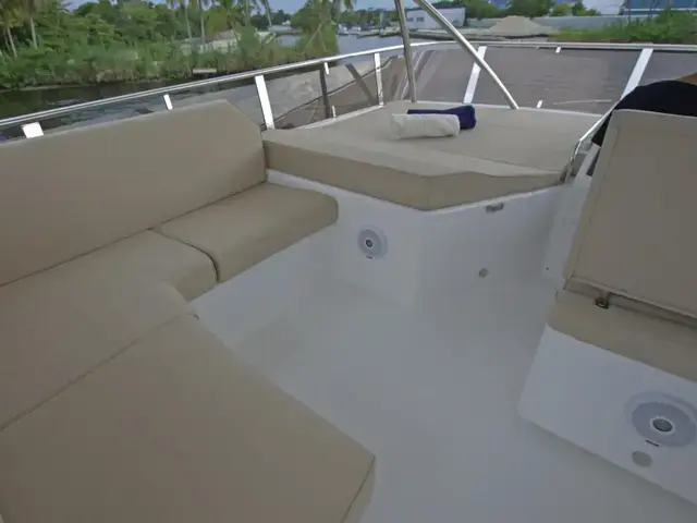 Dyna Hard Top Motor Yacht