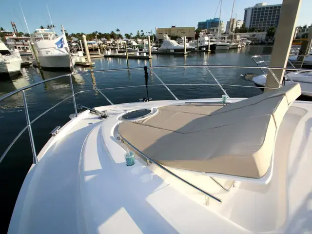 Dyna Hard Top Motor Yacht