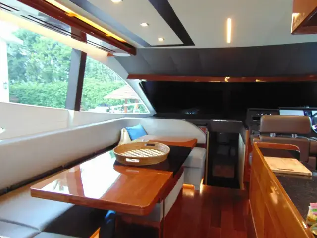 Dyna Hard Top Motor Yacht