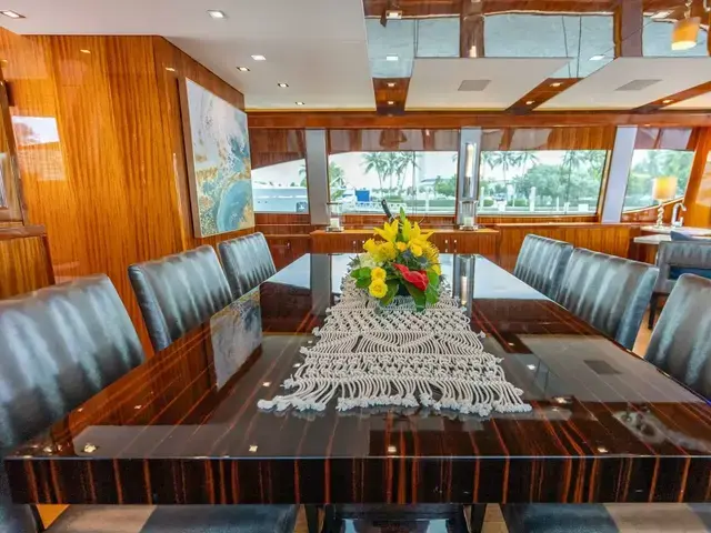 Hatteras 80 Motor Yacht