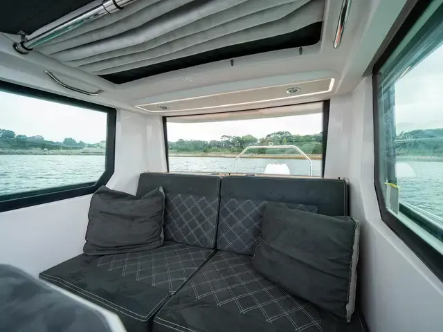 Axopar 28 Cabin