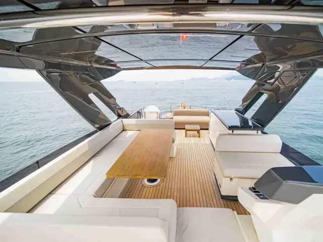 Ferretti Yachts 670