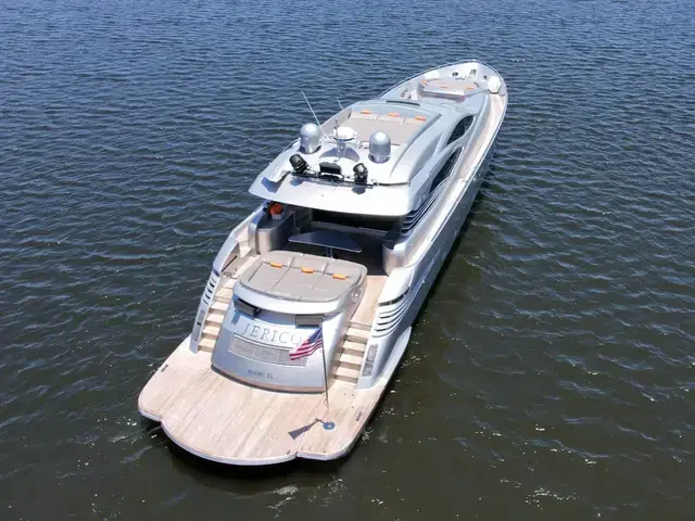 Pershing 90