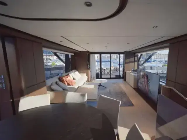 Ferretti Yachts 860