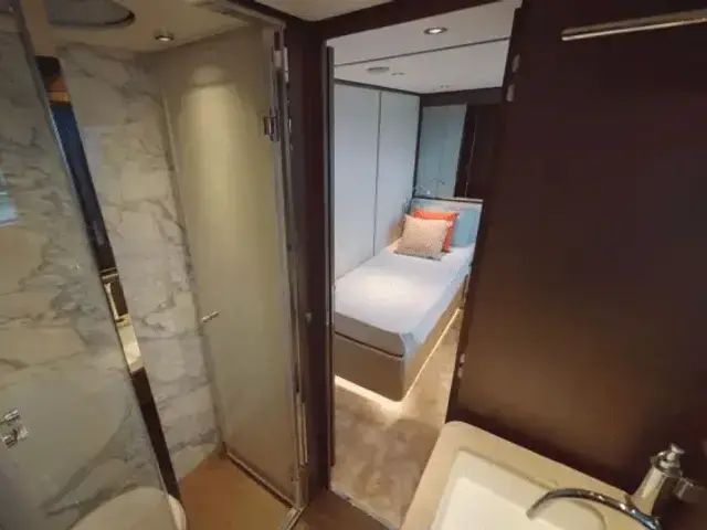 Ferretti Yachts 860