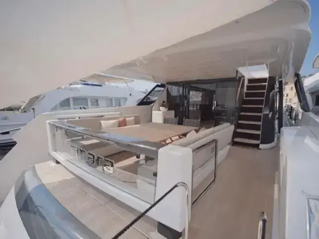 Ferretti Yachts 860