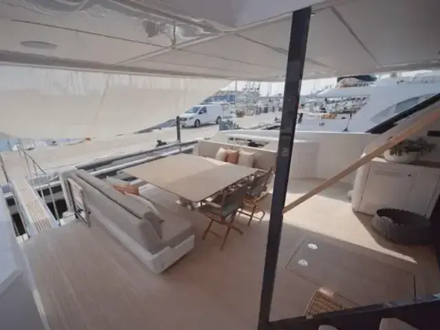 Ferretti Yachts 860