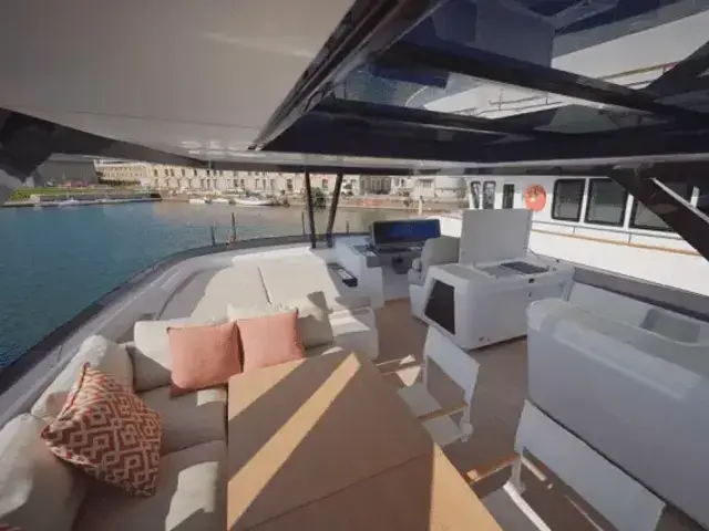 Ferretti Yachts 860