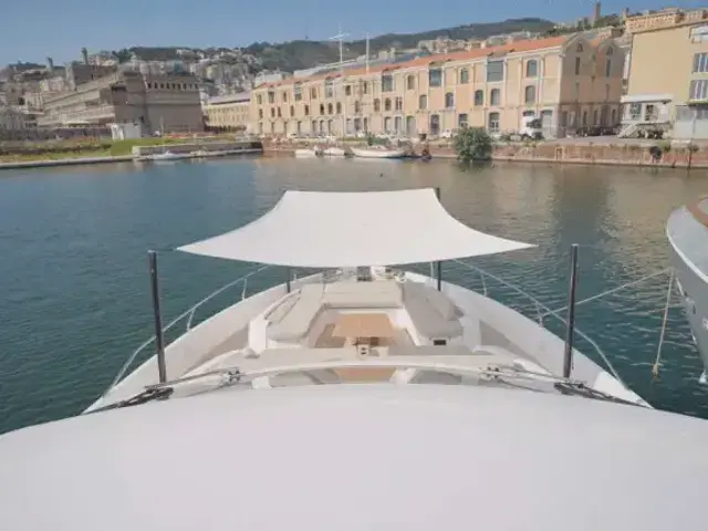 Ferretti Yachts 860