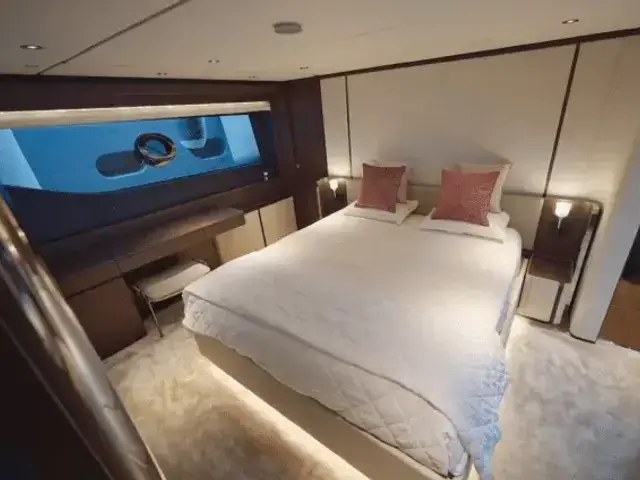 Ferretti Yachts 860