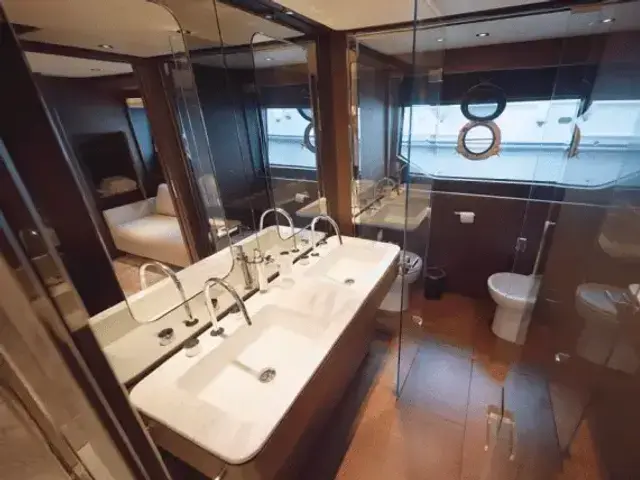 Ferretti Yachts 860