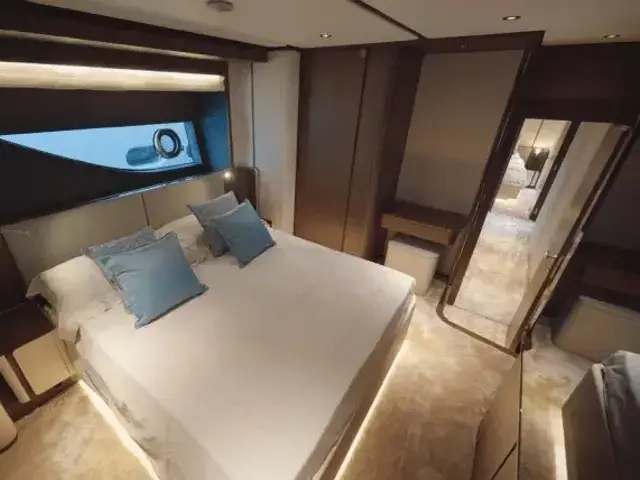 Ferretti Yachts 860