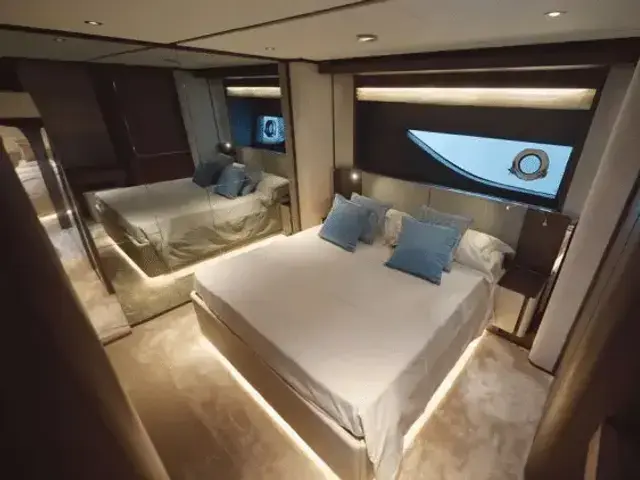 Ferretti Yachts 860