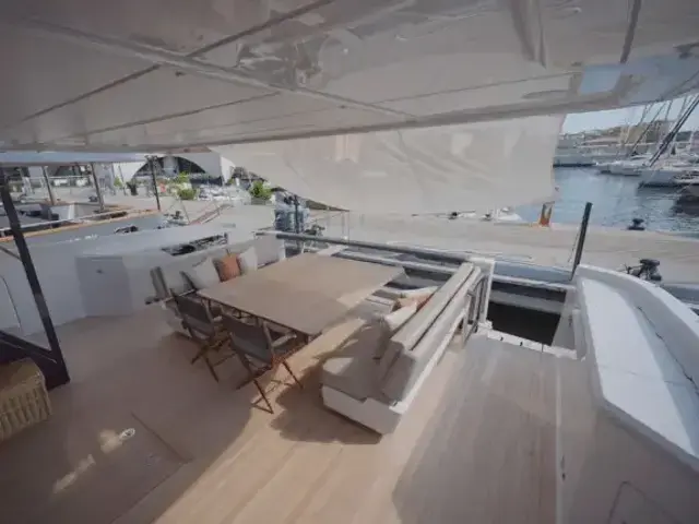 Ferretti Yachts 860