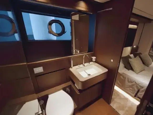 Ferretti Yachts 860