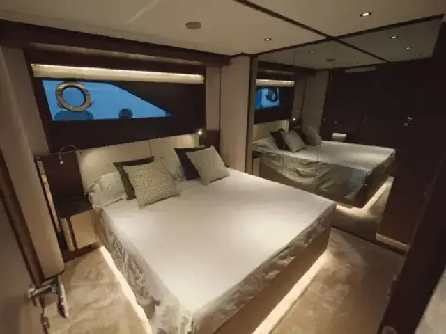 Ferretti Yachts 860