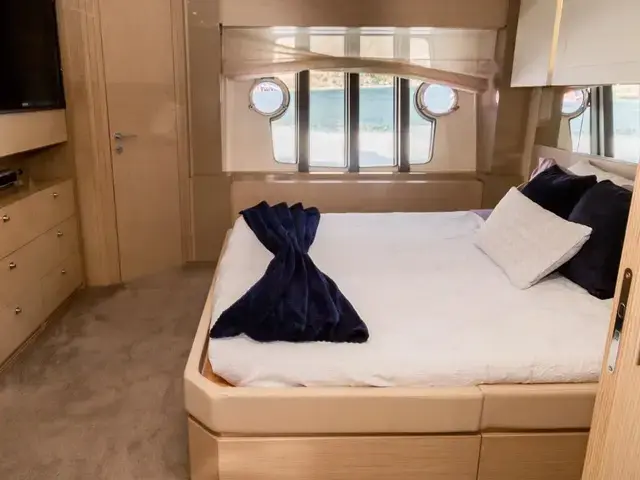 Ferretti Yachts 720