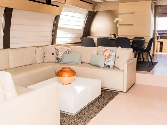 Ferretti Yachts 720